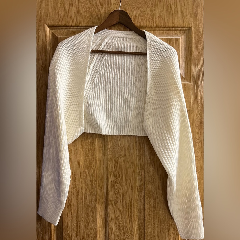 White open front , crop cardigan🤩